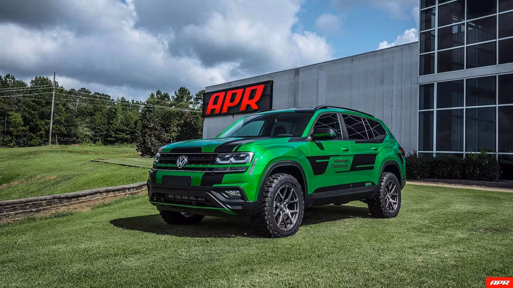 Cụ thể, bên trong thân của chiếc SUV cỡ lớn Volkswagen Atlas màu xanh lá cây sẽ được trang bị một hệ truyền động mạnh mẽ, hệ thống treo tùy chỉnh, chiếc xe là sự kết hợp giữa tốc độ và khả năng off-road.