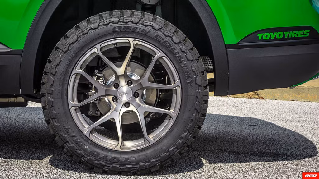 Bản độ Volkswagen Atlas trang bị bộ mâm đúc kích thước 20 x 9 inch cùng lốp xe Toyo Open Country M / T. Hệ thống phanh đĩa với kẹp phanh 6 piston giúp chiếc SUV lớn đạt hiệu suất phanh tốt hơn. 