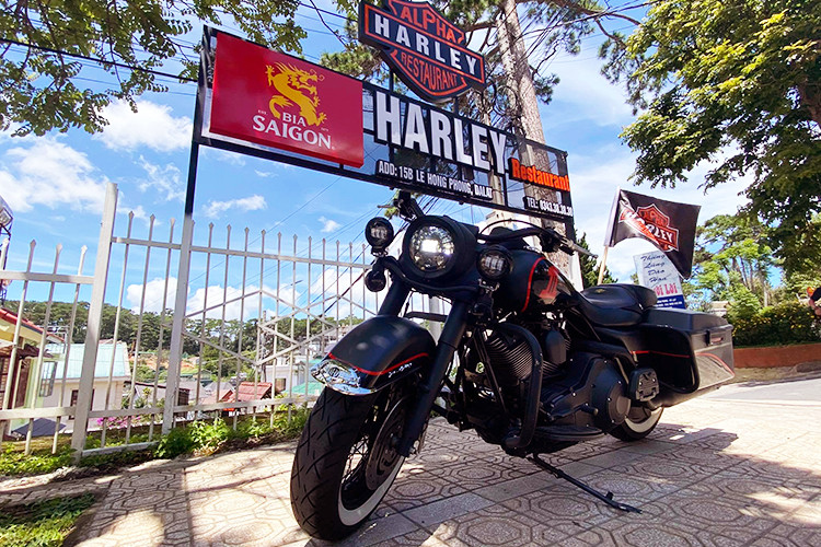 Toạ lạc tại số 15B đường Lê Hồng Phong, giữa trung tâm thành phố Đà Lạt - nhà hàng Restaurant &amp; Harley được xem là điểm đến thú vị của dân mê xe môtô phân khối lớn, cũng như các doanh nhân… và đặc biệt là những tín đồ của dòng xe cơ bắp Mỹ - Harley-Davidson mỗi khi ghé thăm thành phố ngàn hoa.