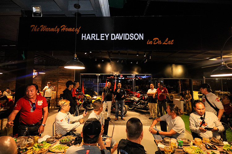 Ngoài việc tìm hiểu xe, nơi đây còn giúp những người mê môtô phân khối lớn có cơ hội trao đổi xe hay các loại phụ kiện, phụ tùng thuộc hàng độc hoặc hàng theo xe… Nhằm hỗ trợ tối đa cho các khách hàng đam mê những "chiến mã hàng khủng". 