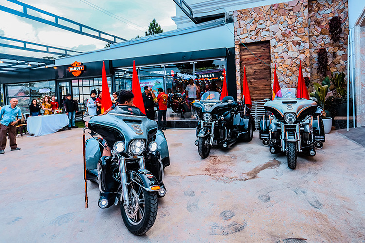 Ngoài ra, tại đây cũng không thể thiếu được điểm nhấn - đó chính là khu vực trưng bày những mẫu xe môtô Harley-Davidson cùng những chiếc xe ôtô cổ thuộc dạng "hàng hiếm" trên thế giới hiện nay cho khách đam mê đến chiêm ngưỡng và khám phá.