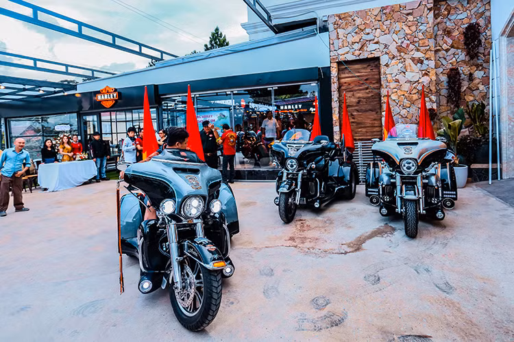 Ngoài ra, tại đây cũng không thể thiếu được điểm nhấn - đó chính là khu vực trưng bày những mẫu xe môtô Harley-Davidson cùng những chiếc xe ôtô cổ thuộc dạng "hàng hiếm" trên thế giới hiện nay cho khách đam mê đến chiêm ngưỡng và khám phá.