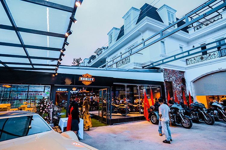 "Đây sẽ là điểm hẹn phục vụ những người có chung niềm đam mê môtô không chỉ riêng dòng Harley-Davidson gặp gỡ giao lưu, giải trí thư giãn mà còn xây dựng những ý tưởng mới cho công việc. Bên cạnh đó cùng chia sẻ những khó khăn trong cuộc sống, hay bàn bạc về những ý tưởng mới về chiếc môtô nào đó mà mình quan tâm để độ, chế hay những chuyến đi khám phá ở một nơi xa...”. Chủ nhân nhà hàng này cho biết.