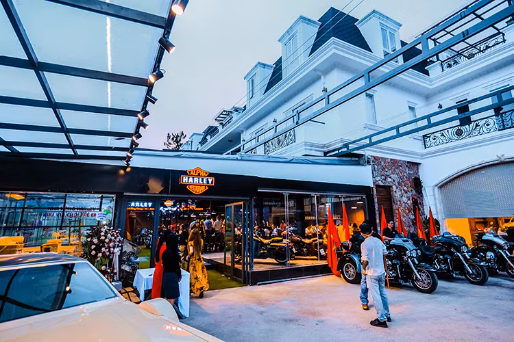 "Đây sẽ là điểm hẹn phục vụ những người có chung niềm đam mê môtô không chỉ riêng dòng Harley-Davidson gặp gỡ giao lưu, giải trí thư giãn mà còn xây dựng những ý tưởng mới cho công việc. Bên cạnh đó cùng chia sẻ những khó khăn trong cuộc sống, hay bàn bạc về những ý tưởng mới về chiếc môtô nào đó mà mình quan tâm để độ, chế hay những chuyến đi khám phá ở một nơi xa...”. Chủ nhân nhà hàng này cho biết.