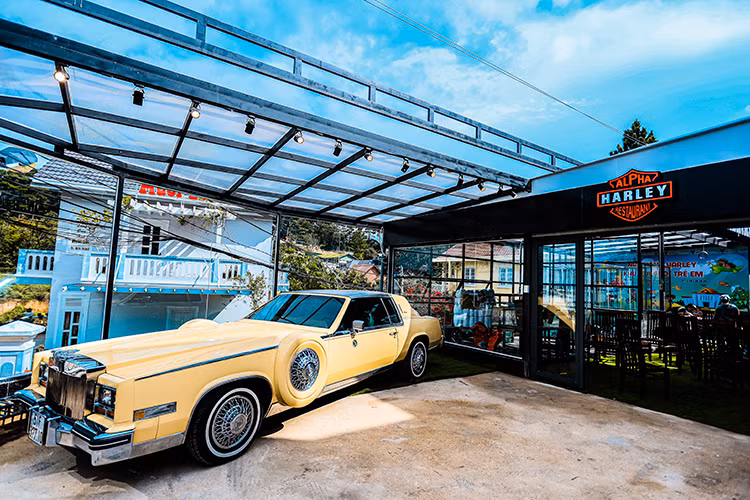 Theo đại diện nhà hàng Restaurant &amp; Harley cho hay, "Ý tưởng mở ra nhà hàng phong cách môtô cơ bắp Mỹ - Harley-Davidson này do nhóm những người bạn mê dòng xe này và yêu thích không gian thơ mộng của xứ sở ngàn hoa - Đà Lạt xây dựng lên".