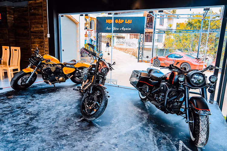 Tại Restaurant &amp; Harley Đà Lạt, khách hàng còn được thưởng thức những món ăn truyền thống, xen lẫn hiện đại như đặc sản Tây Nguyên, đặc sản Đà Lạt hay các món hải sản... đặc biệt nhất chính là những món ăn được chế biến theo phong cách dân chơi môtô Harley-Davidson.