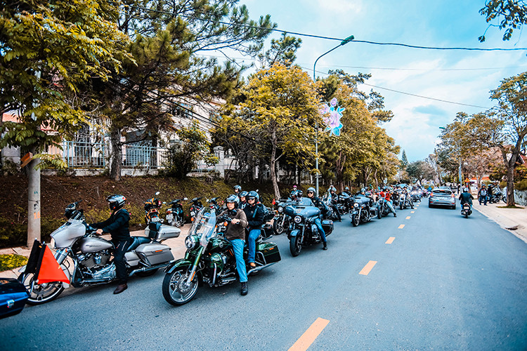 Với diện tích lên tới hơn 1200m2 cùng khuôn viên rộng rãi với nhiều cây xanh thoáng đãng, nhà hàng Restaurant &amp; Harley Đà Lạt được bố trí một tổng thể phức hợp gồm: quầy bar, cà phê, nhà hàng, phòng Vip... và khu vui chơi trẻ em mang đậm phong cách, cá tính riêng.