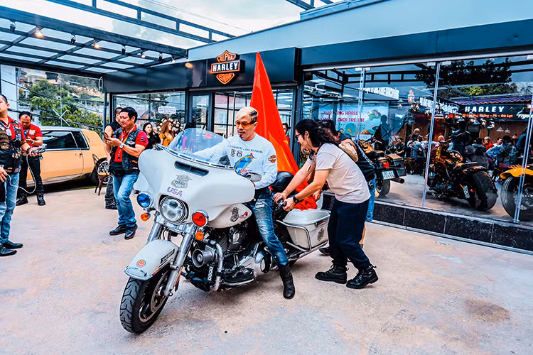 Với thiết kế không gian nội thất ấm cúng thân mật cùng không gian thoáng đãng của xứ sở ngàn hoa, nhà hàng Harley tại Đà Lạt còn được xem là sân chơi cho các “tín đồ” môtô chia sẻ kinh nghiệm trang trí, “độ” và nâng cấp, sửa chữa, trao đổi xe…