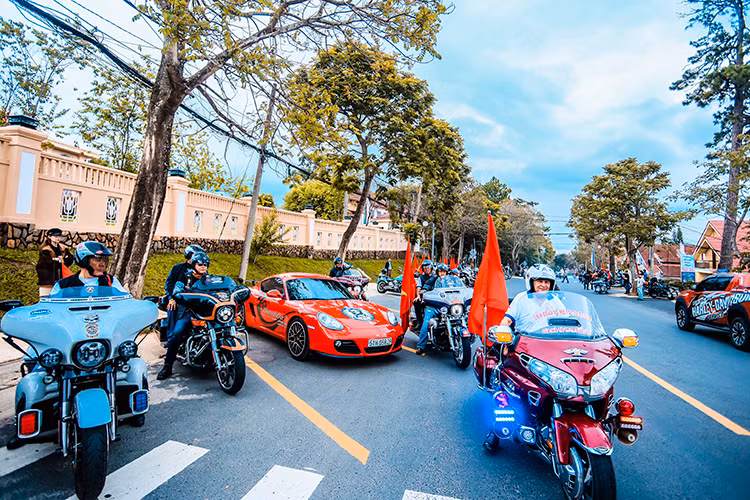 Được biết, ngoài việc kết nối với những niềm đam mê Harley-Davidson và môtô phân khối lớn... những thành viên của nhà hàng Restaurant &amp; Harley còn thường xuyên cùng những người bạn mê xe của mình tổ chức những chuyến khám phá vùng miền trên khắp Việt Nam và đi cùng với đó là những chương trình thiện nguyện cho những hoàn cảnh khó khăn tại những điểm trường, cá nhân ở những địa phương từ Nam ra Bắc.