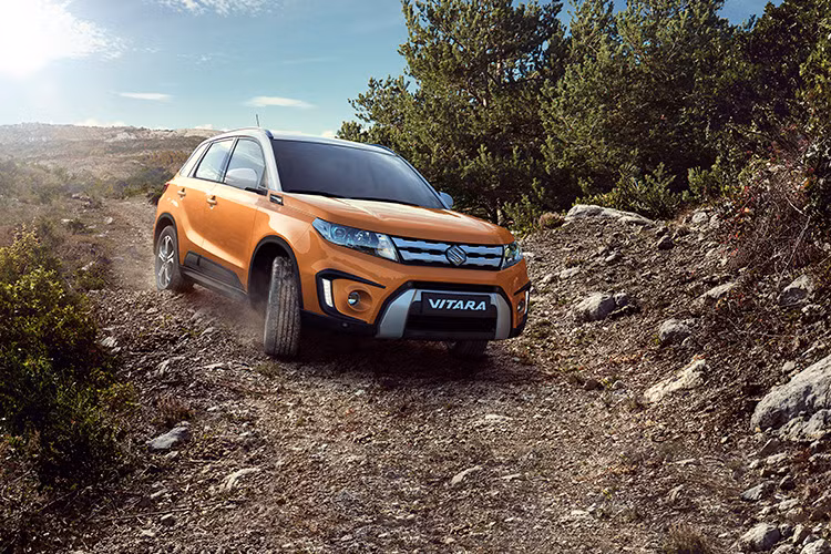 Các chức năng an toàn vượt trội bao gồm; hệ thống ABS kết hợp EBD, BA, hệ thống cân bằng điện tử ESP, 6 túi khí và 4 thắng đĩa.