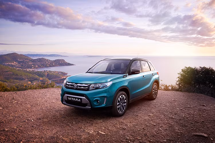 Bên cạnh thiết kế hiện đại và thể thao, Suzuki Vitara 2015 được trang bị động cơ 1.6L tiết kiệm nhiên liệu đi cùng hộp số tự động 6 cấp.