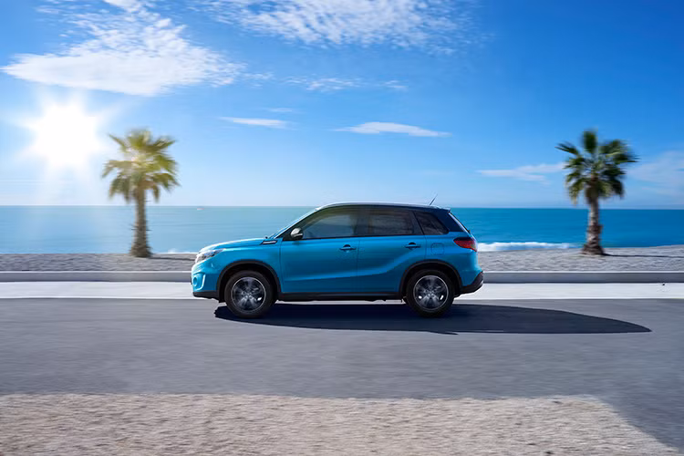 Các tiện ích bao gồm; khóa điều khiển từ xa, Bluetooth thoại rảnh tay, khởi động không cần chìa, và cửa sổ trời panorama rộng 100cm...