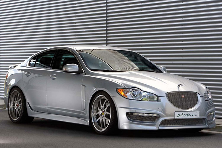 Sự kết thúc của Jaguar Leaper bắt đầu khi Jaguar châu Âu chỉ lắp logo Growler trên lưới tản nhiệt trong khi các phiên bản tại Mỹ và Trung Đông vẫn như cũ. Kể từ năm 2005, không còn chiếc Jaguar nào có tính năng Leaper, nhiều người cho rằng logo này sẽ rất hợp với chiếc F-Type thế hệ mới.