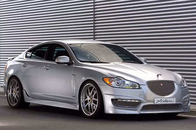 Sự kết thúc của Jaguar Leaper bắt đầu khi Jaguar châu Âu chỉ lắp logo Growler trên lưới tản nhiệt trong khi các phiên bản tại Mỹ và Trung Đông vẫn như cũ. Kể từ năm 2005, không còn chiếc Jaguar nào có tính năng Leaper, nhiều người cho rằng logo này sẽ rất hợp với chiếc F-Type thế hệ mới.