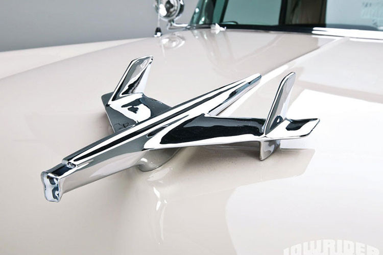 Những năm 1950 là thời kỳ hoàng kim của ngành hàng không, với cuộc đua vũ trụ đang bùng nổ và công nghệ hàng không tiến lên với những bước nhảy vọt. Chevrolet nhanh chóng nắm bắt xu hướng bằng những logo Chevy Bel Air lắp trên mui xe lấy cảm hứng từ hàng không dưới dạng máy bay phản lực.