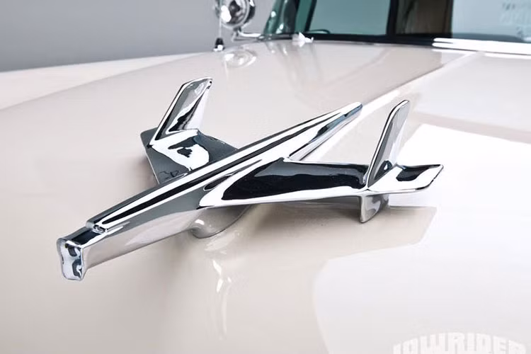 Những năm 1950 là thời kỳ hoàng kim của ngành hàng không, với cuộc đua vũ trụ đang bùng nổ và công nghệ hàng không tiến lên với những bước nhảy vọt. Chevrolet nhanh chóng nắm bắt xu hướng bằng những logo Chevy Bel Air lắp trên mui xe lấy cảm hứng từ hàng không dưới dạng máy bay phản lực.