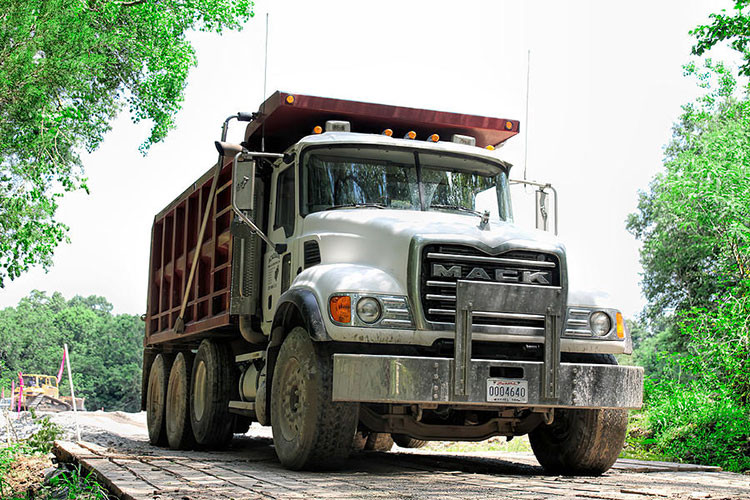 Từ năm 1922, logo Mack đã lấy hình ảnh chó Bull của Anh sau đó logo này được trang bị trên tất cả các mẫu xe của Mack như một biểu tượng nhận dạng từ năm 1938. Logo này cũng có ý nghĩa với từng màu sắc khác nhau. Nếu chú chó Bull mạ vàng thì chiếc xe tải này và toàn bộ hệ thống truyền động của được sản xuất bởi Mack, nhưng nếu được mạ crôm thì tất cả các thành phần của xe được mượn từ các nhà sản xuất khác.