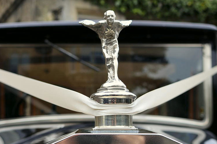 Đây là một trong những logo mang tính biểu tượng nhất mọi thời đại, Spirit of Ecstasy được tô điểm trên hầu hết những chiếc Rolls-Royce được sản xuất từ năm 1911 với một vài ngoại lệ đặc biệt. Được thiết kế bởi Charles Sykes, dựa trên tác phẩm điêu khắc của ông với tên gọi “The Whisper”, Spirit of Ecstasy được được thiết kế lấy cảm hứng theo nữ diễn viên người Anh Eleanor Thornton.