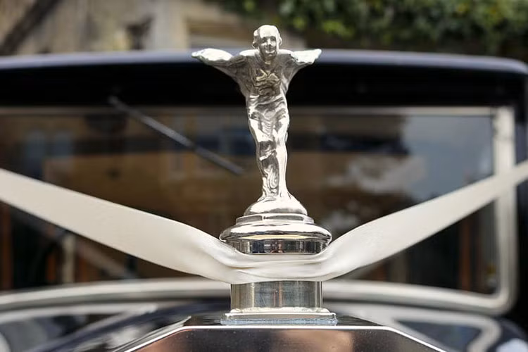 Đây là một trong những logo mang tính biểu tượng nhất mọi thời đại, Spirit of Ecstasy được tô điểm trên hầu hết những chiếc Rolls-Royce được sản xuất từ năm 1911 với một vài ngoại lệ đặc biệt. Được thiết kế bởi Charles Sykes, dựa trên tác phẩm điêu khắc của ông với tên gọi “The Whisper”, Spirit of Ecstasy được được thiết kế lấy cảm hứng theo nữ diễn viên người Anh Eleanor Thornton.