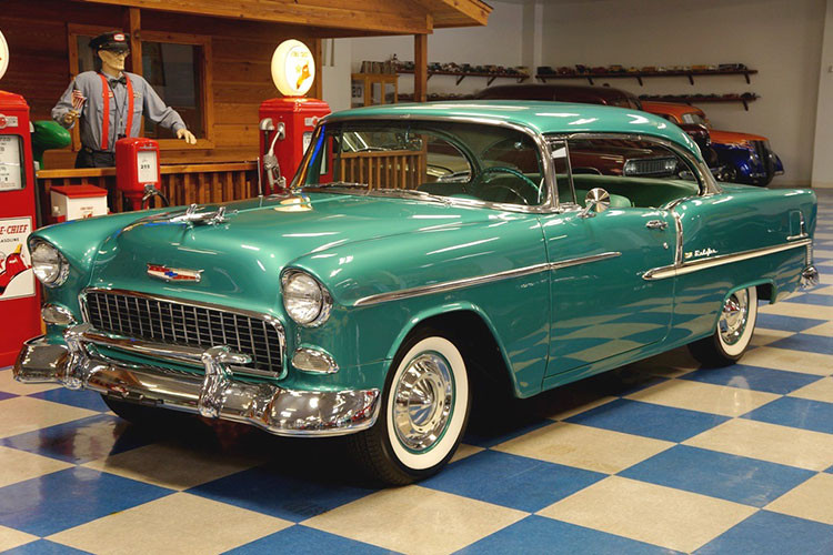 Chiếc máy bay được đặt lên mui xe lấy cảm hứng từ phong cách trang trị nghệ thuật thời bấy giờ, với đầu chim ưng là mũi và đuôi kéo về phía sau ở phía trung tâm mui xe. Thiết kế này không sử dụng được lâu nhưng là một trong những thiết kế đẳng cấp nhất ngành công nghiệp xe hơi nước Mỹ.