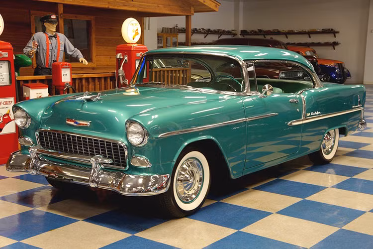 Chiếc máy bay được đặt lên mui xe lấy cảm hứng từ phong cách trang trị nghệ thuật thời bấy giờ, với đầu chim ưng là mũi và đuôi kéo về phía sau ở phía trung tâm mui xe. Thiết kế này không sử dụng được lâu nhưng là một trong những thiết kế đẳng cấp nhất ngành công nghiệp xe hơi nước Mỹ.