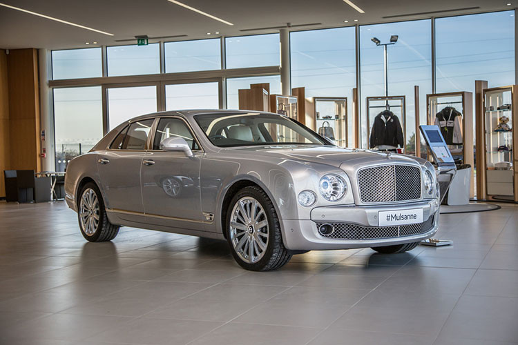 Để đối phó với nạn trộm cắp và an toàn, Bentley đã trang bị cơ chế thu hồi trên các mẫu Bentley từ năm 2007 tới năm 2009 đối với những logo bị lỗi có khả năng gây nguy hiểm. Dù vậy, logo “Flying B” không còn được ưa chuộng trong những năm gần đây và hiện tại chỉ có duy nhất mẫu sedan siêu sang Mulsanne vẫn còn trang bị logo tiêu chuẩn.