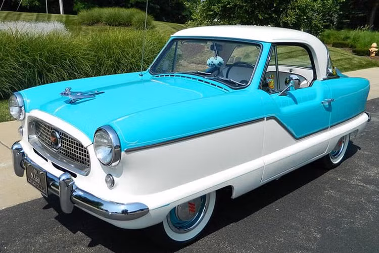 Sau này, đôi cánh thậm chí còn được gỡ bỏ để thiết kế này gọn gàng và bớt nguy hiểm hơn. Đây là một trong những logo không còn tồn tại và chỉ có thể thấy trên những mẫu xe cổ.