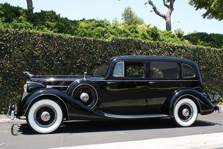 Mặc dù đã có nhiều lần thay đổi thiết kế trong suốt vòng đời của mình, nhưng tất cả những mẫu xe này đều có ngôn ngữ thiết kế chung là một người phụ nữ có cánh quỳ trên đầu gối phải, chân trái vươn ra sau, 2 tay đưa ra phía trước một chiếc bánh xe hoặc lốp xe.