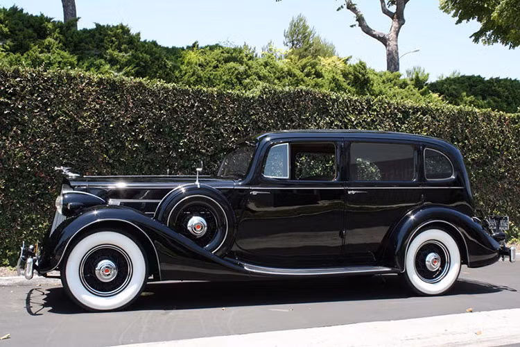 Mặc dù đã có nhiều lần thay đổi thiết kế trong suốt vòng đời của mình, nhưng tất cả những mẫu xe này đều có ngôn ngữ thiết kế chung là một người phụ nữ có cánh quỳ trên đầu gối phải, chân trái vươn ra sau, 2 tay đưa ra phía trước một chiếc bánh xe hoặc lốp xe.