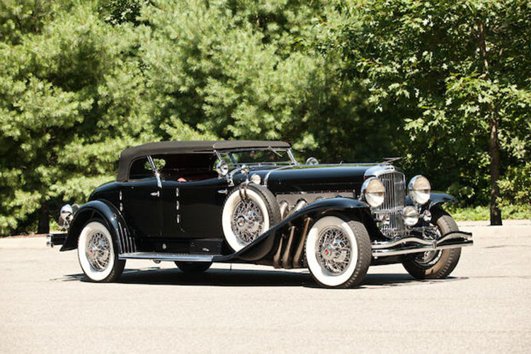 Mẫu xe Duesenberg Model J ra mắt vào năm 1928 cực kỳ nổi bật với hình ảnh một chú chim được thiết kế cách điệu cực kỳ sang trọng gắn trên mui xe. Ngoài vấn đề phong cách, thiết kế này có thể gây chết người khi va chạm giao thông, vì vậy dễ hiểu khi thiết kế này sớm không còn được sử dụng.