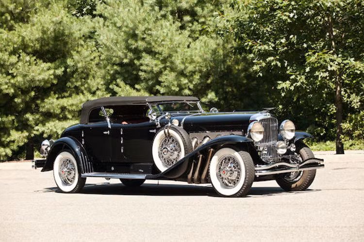 Mẫu xe Duesenberg Model J ra mắt vào năm 1928 cực kỳ nổi bật với hình ảnh một chú chim được thiết kế cách điệu cực kỳ sang trọng gắn trên mui xe. Ngoài vấn đề phong cách, thiết kế này có thể gây chết người khi va chạm giao thông, vì vậy dễ hiểu khi thiết kế này sớm không còn được sử dụng.