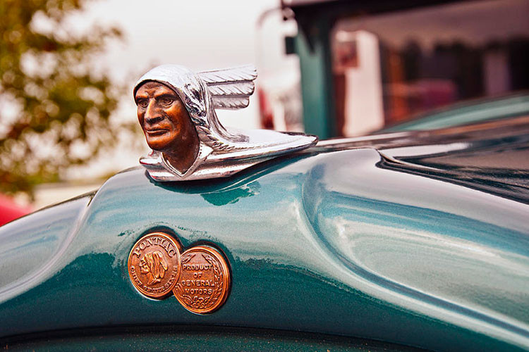 Những mẫu xe Pontiac Chieftain thế hệ thứ nhất và thứ 2, từ năm 1949 tới năm 1957, cũng như trên những mẫu Streamliner sau Thế chiến II, logo mui xe là một trong những thiết kế nổi bật với hình đầu thủ lĩnh da đỏ.