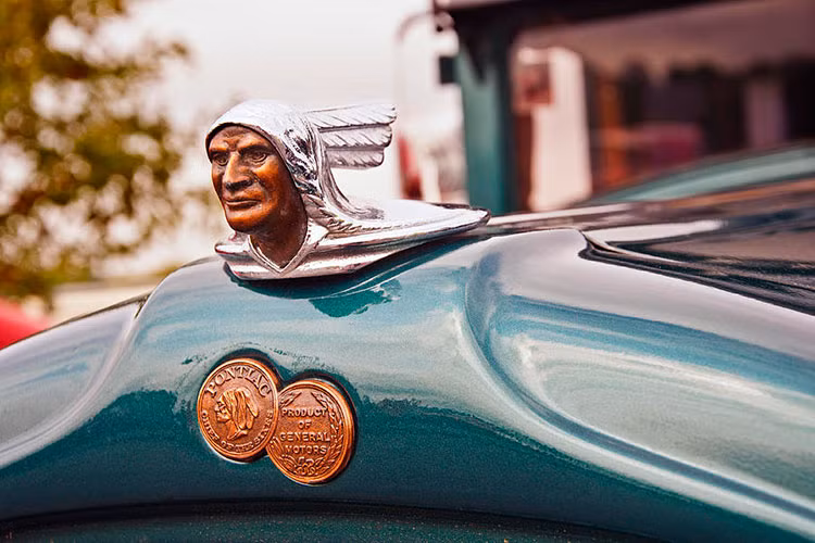 Những mẫu xe Pontiac Chieftain thế hệ thứ nhất và thứ 2, từ năm 1949 tới năm 1957, cũng như trên những mẫu Streamliner sau Thế chiến II, logo mui xe là một trong những thiết kế nổi bật với hình đầu thủ lĩnh da đỏ.