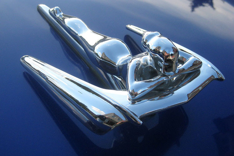 Nash Metropolitan 1957 đã đi ngược lại triết lý thiết kế “to hơn, tốt hơn” của những nhà sản xuất xe hơi thời bấy giờ. Chiếc Metropolitan 1955-58 Series III Metropolitan với logo mang tên “Flying Lady” được thu nhỏ lại và rất đặc biệt. Một người phụ nữ khoả thân nằm úp mặt trong khi khoanh tay lên chiếc bục có cánh, biểu tượng cho 1 chiếc xe sang trọng.