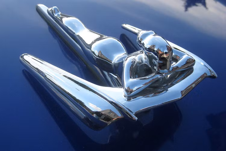 Nash Metropolitan 1957 đã đi ngược lại triết lý thiết kế “to hơn, tốt hơn” của những nhà sản xuất xe hơi thời bấy giờ. Chiếc Metropolitan 1955-58 Series III Metropolitan với logo mang tên “Flying Lady” được thu nhỏ lại và rất đặc biệt. Một người phụ nữ khoả thân nằm úp mặt trong khi khoanh tay lên chiếc bục có cánh, biểu tượng cho 1 chiếc xe sang trọng.