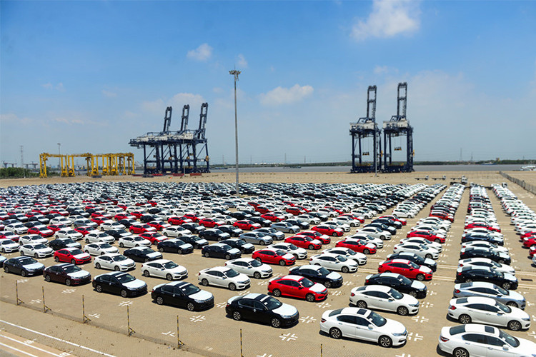 Thị trường ôtô Việt đi xuống trong tháng 2 do lượng xe nhập khẩu bị đóng băng cũng như sản lượng xe lắp ráp bị hạn chế do chờ linh kiện nhập khẩu. Tuy nhiên, thị trường dự đoán sẽ tăng trưởng trở lại trong tháng 3 tới đây do một lượng lớn xe nhập khẩu hưởng thuế ưu đãi đã được thông quan cùng với đó nguồn cung của xe lắp ráp đã ổn định.