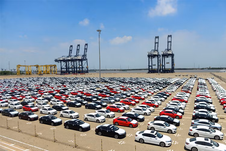 Thị trường ôtô Việt đi xuống trong tháng 2 do lượng xe nhập khẩu bị đóng băng cũng như sản lượng xe lắp ráp bị hạn chế do chờ linh kiện nhập khẩu. Tuy nhiên, thị trường dự đoán sẽ tăng trưởng trở lại trong tháng 3 tới đây do một lượng lớn xe nhập khẩu hưởng thuế ưu đãi đã được thông quan cùng với đó nguồn cung của xe lắp ráp đã ổn định.