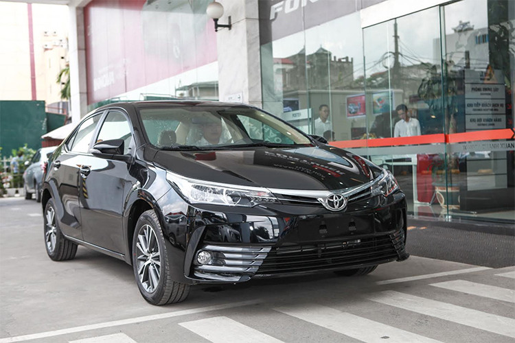 Toyota Corolla Altis có doanh số đạt 315 xe, tăng đến gần 50% so với cùng kỳ năm ngoái. Toyota Corolla 2018 là phiên bản nâng cấp lần thứ 2 nhưng là lần thay đổi ngoại hình đáng kể nhất của Altis thế hệ thứ 11 ra mắt lần đầu tại Việt Nam năm 2014. Xe có 5 phiên bản, với việc thêm một bản 1.8E CVT nhưng là bản thiếu và 1 bản 2.0V Sport.