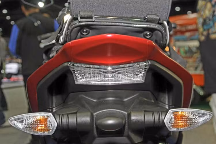 Về mặt thiết kế, Yamaha Aerox 155 khá đẹp mắt, các đường nét góc cạnh mang tính khí động học và thể thao với cảm hứng từ chữ "X". Có thể thấy rõ cảm hứng này thông qua yếm trước của Yamaha Aerox 155.