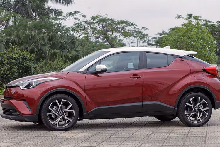 C-HR đại diện cho cuộc cách mạng thiết kế của Toyota. Xe mang kiểu dáng coupe thể thao, chính thức trình làng hồi tháng 3/2016 tại triển lãm Geneva Motor Show. Sau khi bán tại thị trường Nhật vào cuối 2016, mẫu crossover sẽ tiếp tục lên kệ ở Bắc Mỹ trong quý I/2017.