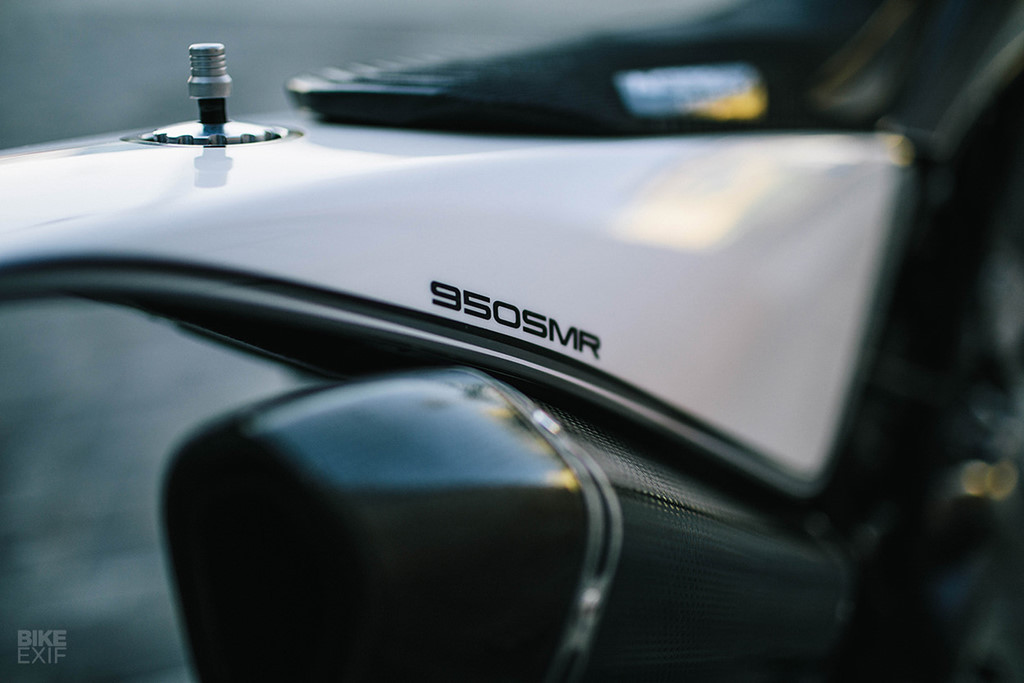 “Vì nó dùng kiểu bôi trơn cácte khô nên tôi có thể biến loại 1.000 cc này mang cảm giác như chỉ 450 cc cho đến khi vặn mạnh tay ga”, Max mô tả. Chiếc xe mà Max chọn là mẫu 950 SMR được anh độ lại trong thời gian rảnh giữa các dự án. Do đó, anh ấy không thể biết mình đã bỏ bao nhiêu thời gian cho nó.