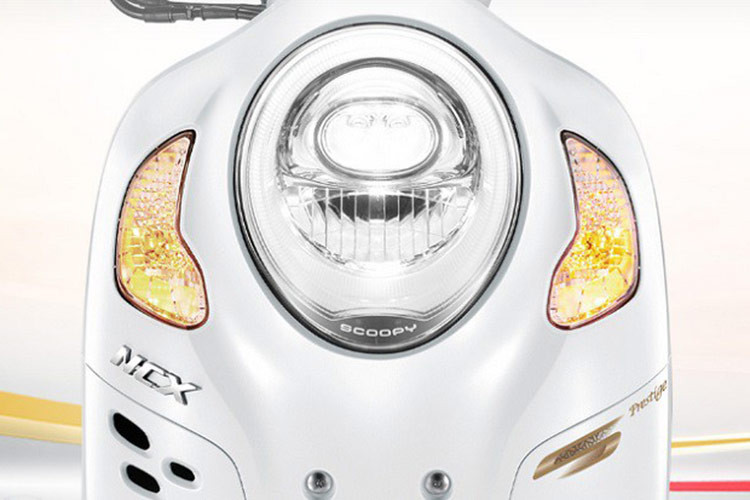 Kích thước tổng thể của xe ga Honda Scoopy Prestige là 684mm x 1,874mm x 1,074 mm với chiều dài cơ sở 1255mm, khoảng sáng gầm 145mm và chiều cao yên là 747mm. Cùng với khối lượng chỉ 93kg, xe phù hợp với thể trạng của nhiều người sử dụng và tạo sự linh hoạt khi di chuyển trên đường phố.