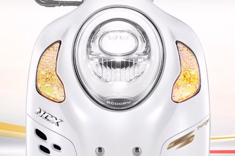 Kích thước tổng thể của xe ga Honda Scoopy Prestige là 684mm x 1,874mm x 1,074 mm với chiều dài cơ sở 1255mm, khoảng sáng gầm 145mm và chiều cao yên là 747mm. Cùng với khối lượng chỉ 93kg, xe phù hợp với thể trạng của nhiều người sử dụng và tạo sự linh hoạt khi di chuyển trên đường phố.