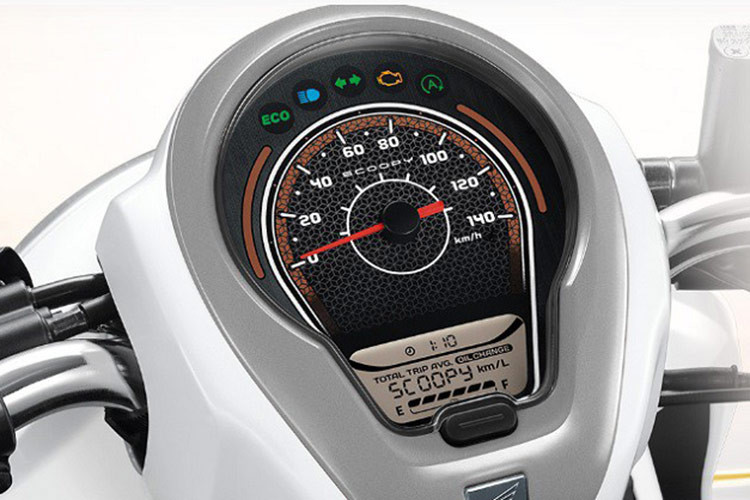 Ngoài những cập nhật mới, Honda Scoopy Prestige tại Campuchia vẫn sở hữu đầy đủ những trang bị xịn sò như trên phiên bản dành cho thị trường Indonesia và Thái Lan như: cổng sạc USB tiện lợi, hộc sạc có nắp đậy, cụm đồng hồ analog kết hợp với màn hình LCD… Đèn pha và xa nhan dạng LED.