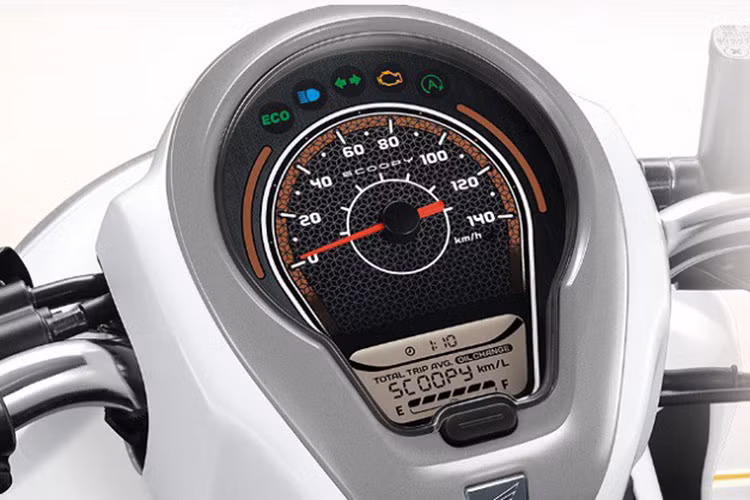 Ngoài những cập nhật mới, Honda Scoopy Prestige tại Campuchia vẫn sở hữu đầy đủ những trang bị xịn sò như trên phiên bản dành cho thị trường Indonesia và Thái Lan như: cổng sạc USB tiện lợi, hộc sạc có nắp đậy, cụm đồng hồ analog kết hợp với màn hình LCD… Đèn pha và xa nhan dạng LED.