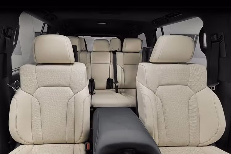 Về trang bị tiện nghi, Lexus LX Inspiration Series 2019 sẽ không khiến khách hàng phải thất vọng khi đi kèm hàng ghế trước/sau có tính năng sưởi và thoáng khí, điều hòa tự động 4 vùng, hệ thống thông tin giải trí hàng ghế sau, dàn âm thanh Mark Levinson hay màn hình màu hiển thị thông tin trên kính chắn gió...