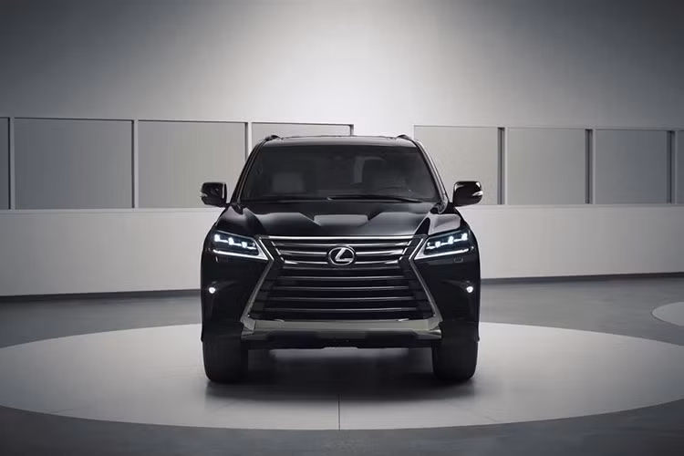 Nguồn cung cấp sức mạnh cho Lexus LX Inspiration Series 2019 tiếp tục là động cơ xăng V8, dung tích 5,7 lít với công suất tối đa 383 mã lực và mô-men xoắn cực đại 546 Nm. Sức mạnh được truyền tới bánh thông qua hộp số tự động 8 cấp mượt mà. Khung gầm xe kết hợp cùng hệ thống thích nghi đa địa hình với 5 chế độ (Rock, Rock and Dirt, Mogul, Loose Rock và Mud and Sand)...