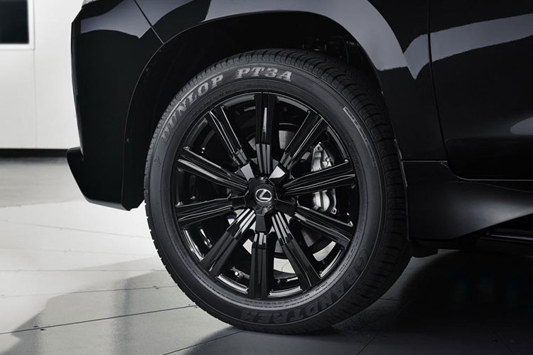 Ngay cả bộ vành hợp kim 21 inch thiết kế đa chấu đầy mê hoặc của mẫu SUV cỡ lớn nhà Lexus này cũng được sơn màu đen "tông xuyệt tông".