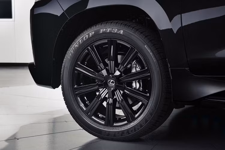 Ngay cả bộ vành hợp kim 21 inch thiết kế đa chấu đầy mê hoặc của mẫu SUV cỡ lớn nhà Lexus này cũng được sơn màu đen "tông xuyệt tông".