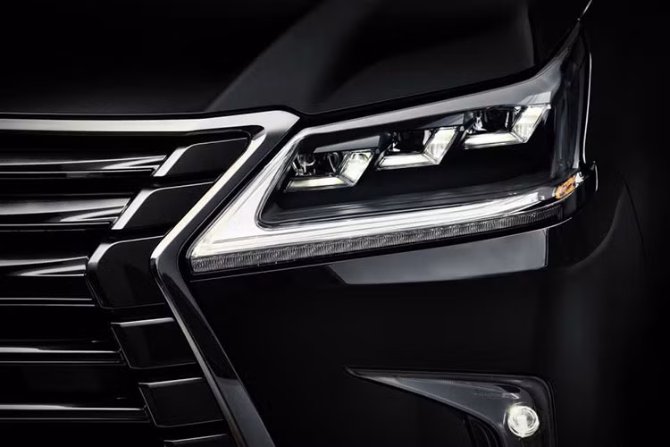 Bỏ ra số tiền lên đến hơn 2 tỷ đồng để sở hữu chuyên cơ mặt đất Lexus mới - các khách hàng Mỹ sẽ nhận về một chiếc SUV hạng sang được sơn màu đen Black Onyx, kết hợp với nhiều chi tiết màu tối như viền lưới tản nhiệt mạ crôm, vỏ đèn, cửa sổ hay giá lắp biển số.